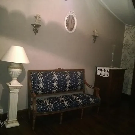 Les Glycines Bed & Breakfast *